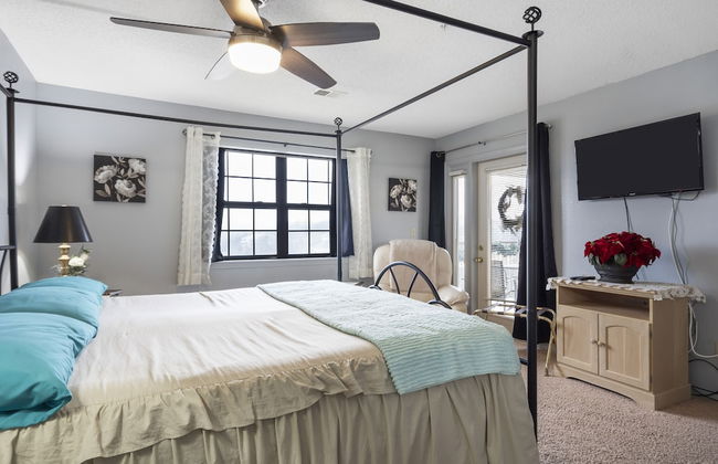 Jim and Roses Cozy Condo 15 Min to Downtown! - Photo 4