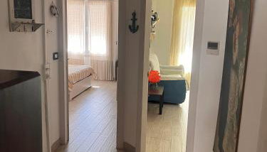 Grand F2 60mq centre Antibes, proche plages, commerces, 2 balcons, parking, train, bus, deco vintage, pet friendly - Foto 2
