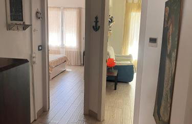 Grand F2 60mq centre Antibes, proche plages, commerces, 2 balcons, parking, train, bus, deco vintage, pet friendly - Foto 2