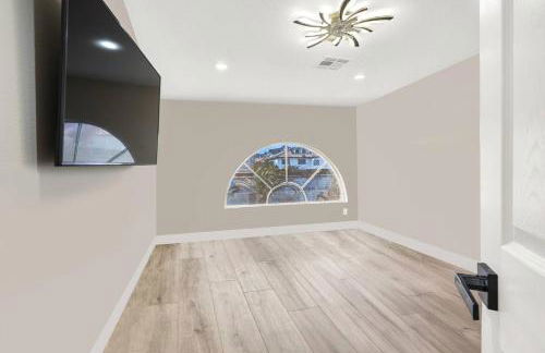 Luxe 5BR Home with Pool BBQNear Strip - Foto 16