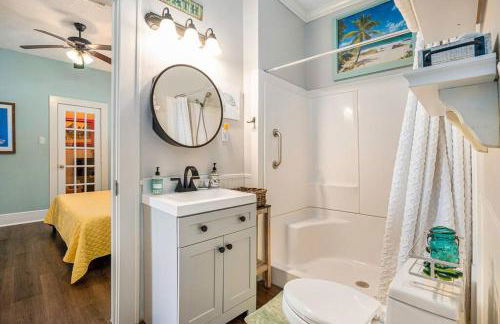 Beachy Bungalow! 2BD, King Bed - Foto 8