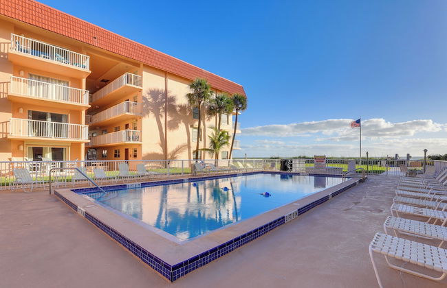 Sunny Cocoa Beach Condo with Balcony and Pool Access - Foto 39