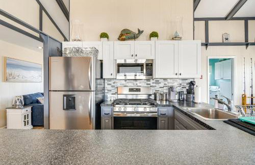 Bayfront Home with Boat Dock and Deck in Forked River - Foto 8