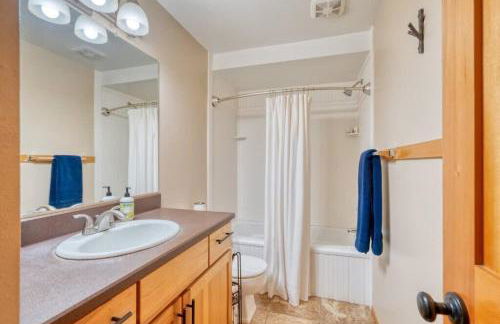 Spring Home 6 - Cozy 4BR Cabin in Black Butte Ranch w Fireplace - Foto 21