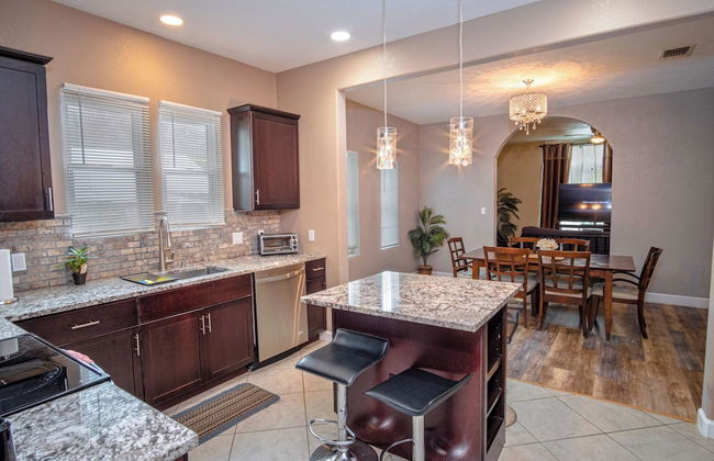 Large 3br/2ba Family Home W/patio Near Downtown! - Foto 10