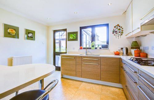 Serene Family Escape - Spacious, Near Thorpe Bay and Southend, Beaches & Amenities - Pass the Keys - Foto 10