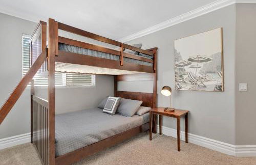 Beach Escape with Patio! 2 Min Walk to Sand & Surf - Foto 14