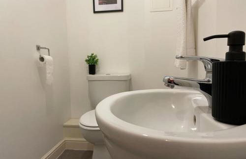 Ashford 4-Bed Townhouse with Garden and Parking - Foto 8