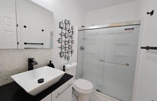Modern Marble Retreat Private Gated ADU with Laundry & Parking - Foto 3