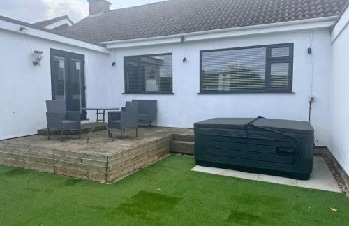 Pet-friendly - 2 Bedrooms Bungalow hot tub Parking - Foto 67