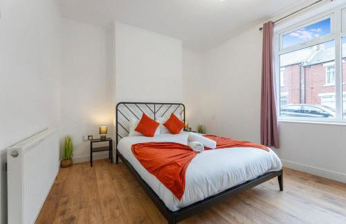 4BR House By Astra Residences Short Lets & Serviced Accommodation Stanley With Free Parking & Instant Booking - Foto 25