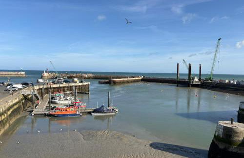 Chant des mouettes Maison rénovée spacieuse tout confort grand jardin belle terrasse aménagée parking 8 personnes 4 sdb 5 wc à 10 mn à pied de la mer Port en Bessin tous commerces restaurants proche Omaha Beach - Foto 53