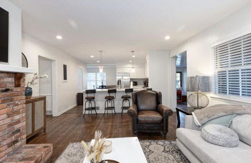 Group Getaway 6BR Near Fort Benning Huge Kitchen Private Yard - Foto 12