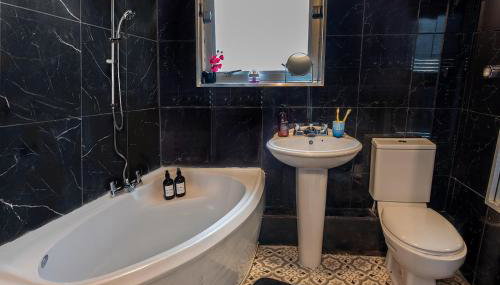 Stylish 3 bedroom Wigan House sleeps 7 - Foto 2