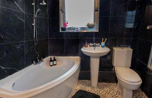 Stylish 3 bedroom Wigan House sleeps 7 - Foto 2