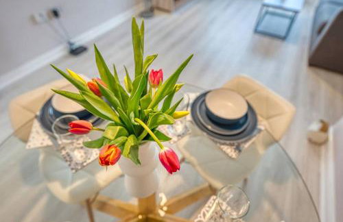 Solihull 2-Bed Flat with Parking-Ideal for Contractors, Business, Long Stays - Photo 5