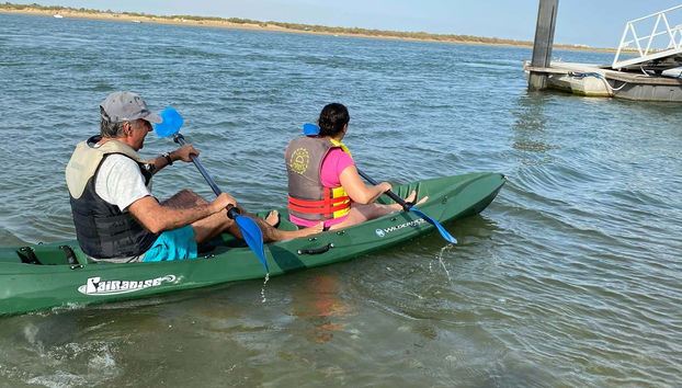 Navegando en un kayak doble por el río Guadiana