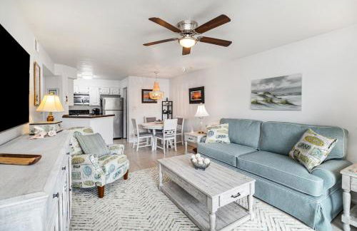 Tranquil Condo Walk to Beach - Foto 8