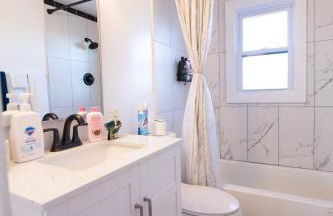 Cozy Roomy family sized apartment on major bus route close to all - Foto 18