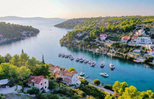 VILLA PHILIPPA - luxurious five-room villa - idyllic location - first row to the sea - spectacular view of the sea bay - unforgettable sunsets - 15 minutes from Supetar ferry port - free parking - private heated pool - Foto 41