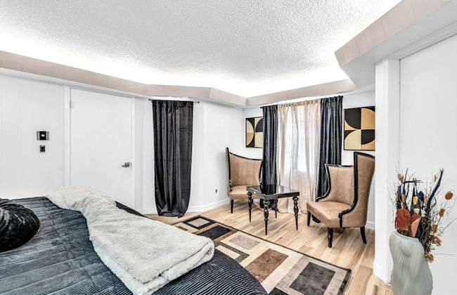 Family-friendly 5BR Home w/ Heated Pool & Parking - Foto 22