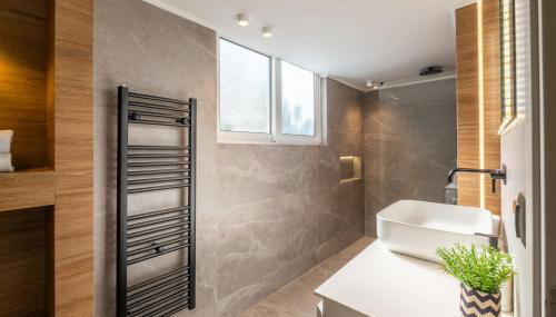 Azure7 Seaside - Luxury Apartment in Varkiza - Foto 5, towels, Shower