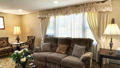 Entire Home in Buffalo - 6 Guests 3 Bedroom 1 Bath - Convenient Location - 25min to Niagara Falls - Foto 2