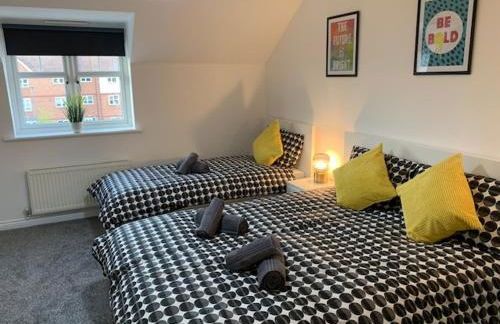 Spacious and central 4-bedroom house with parking - Foto 23