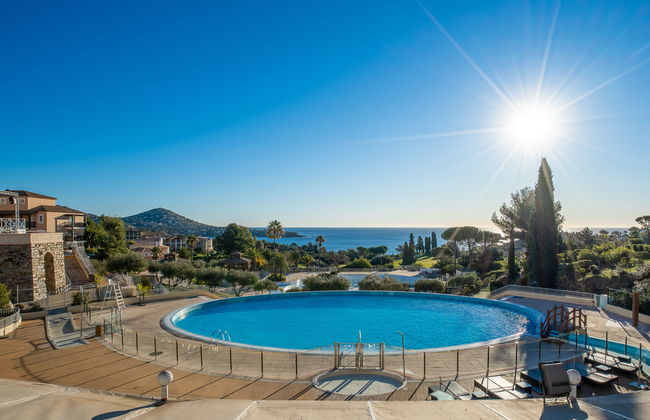 2 bedroom Apartment in Saint-Raphaël with swimming pool and garden - Photo 5