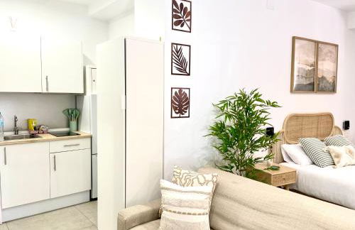 Designer and Quiet Studio 5 min to Maria Zambrano Station and 15 min walk to Beach - Foto 14