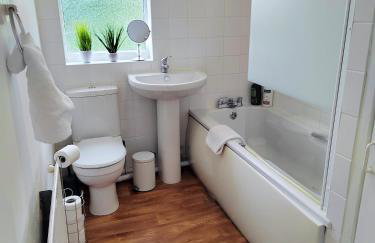 Epicsa - Corporate & Family Stay in 3 Bedroom House with Garden, FREE parking - Foto 9