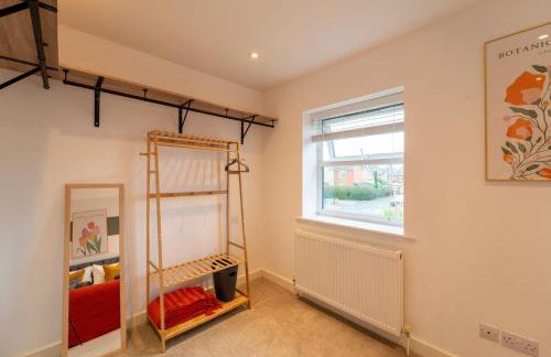 Modern 4-Bedroom Home, Ideal for Relocation, Ideal for Leisure Stays, Guests 8, Free WiFi - Foto 18