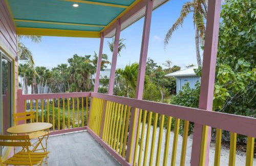 Charming Suite with Balcony and Bikes at Historic Sandpiper Inn - Foto 16