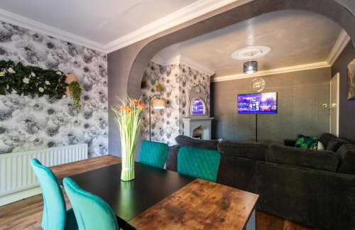 Large House for Groups with Huge Driveway - FREE PARKING - Photo 16