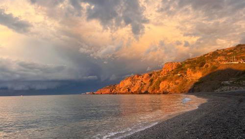 Estudio superior con vistas y pequeña terraza en Maro - Foto 3