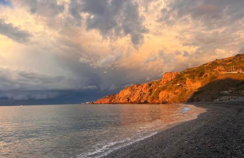 Estudio superior con vistas y pequeña terraza en Maro - Foto 3