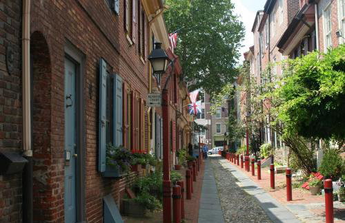 Main Line Manor 3BR with King Beds & Patio & Backyard - Foto 44