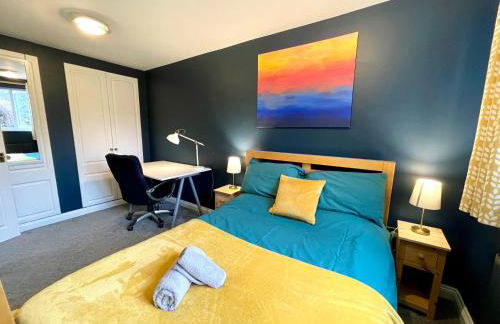 Large 5 bed detached house near Stansted Airport with Parking for 2 vehicles! Stansted Stays - Foto 10