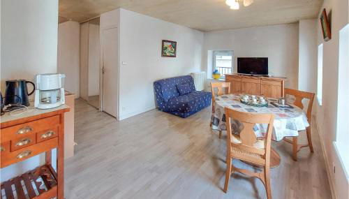 Amazing Apartment In Usson-En-Forez With Kitchen - Foto 2