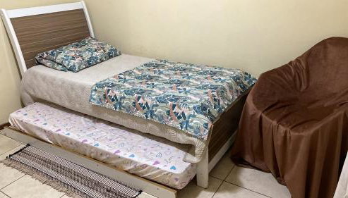 Apartamento de 2 quartos, com ar-condicionado em um deles, e no outro ventilador de teto, cama pras cinco ocupantes e garagem, a 2 km do centro - Foto 2
