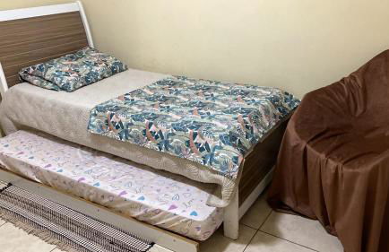 Apartamento de 2 quartos, com ar-condicionado em um deles, e no outro ventilador de teto, cama pras cinco ocupantes e garagem, a 2 km do centro - Photo 2