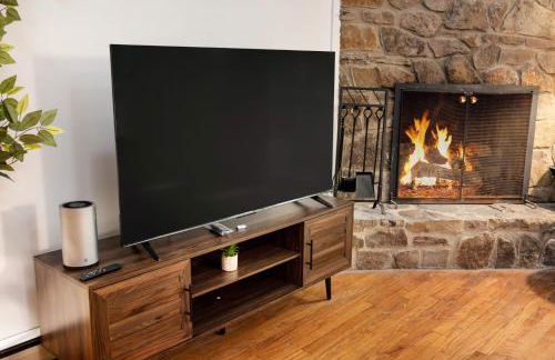 Renovated cabin w hot tub & deck - Foto 8