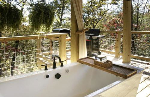 Luxury Tree Tent with Soaking Tub & Pizza Oven Near Waterfalls, Zirconia, North Carolina - Foto 19