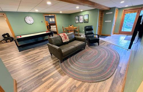 FC43 Renovated cozy spacious cottage with AC, air hockey, wifi close to ski trails! - Foto 12