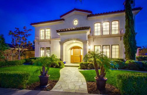 Mediterranean Beauty with Rooftop Deck and Views - Foto 53