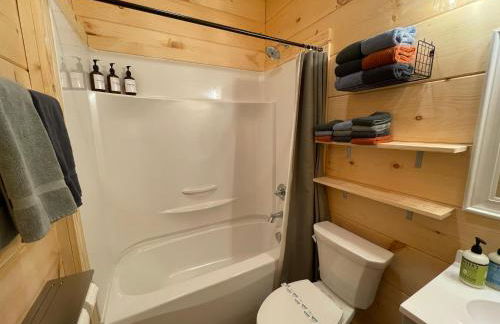 Creekside Getaway - King Bed - Full Kitchen - Foto 28