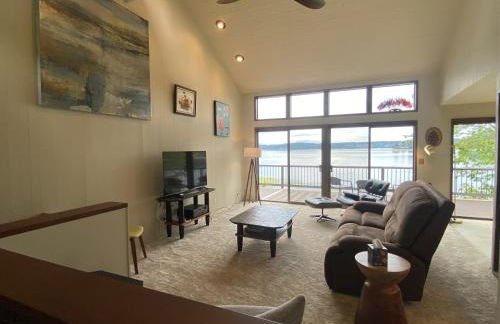 PNW MCM 155ft Private Waterfront Gem on Raft Island with Hot Tub - Foto 1