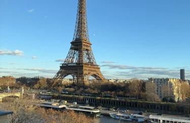 View on Eiffel Tower Seine and Main Monuments - Photo 18