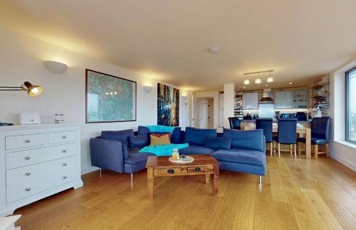 Penthouse Sanctuary with Wraparound Balcony - Pass the Keys - Foto 8