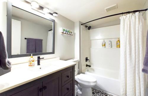 Main St New with AC Monthly stays Charming Cottage KING BED - Foto 20